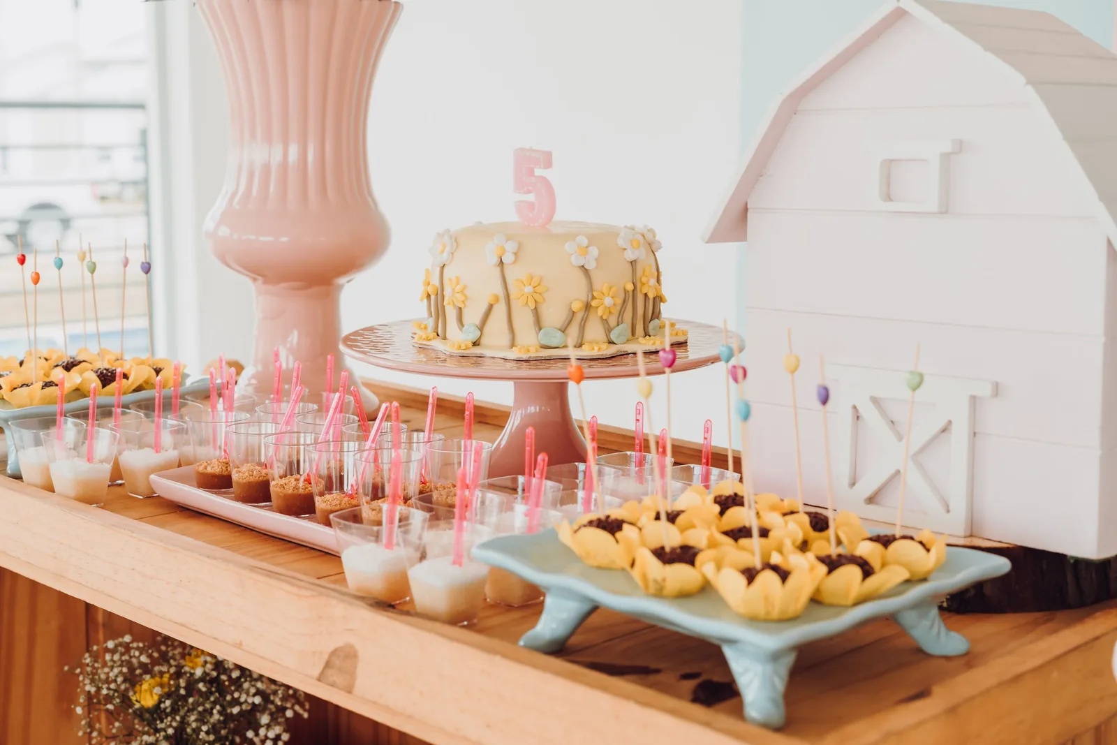 Mesa com opções de alimentação para festa